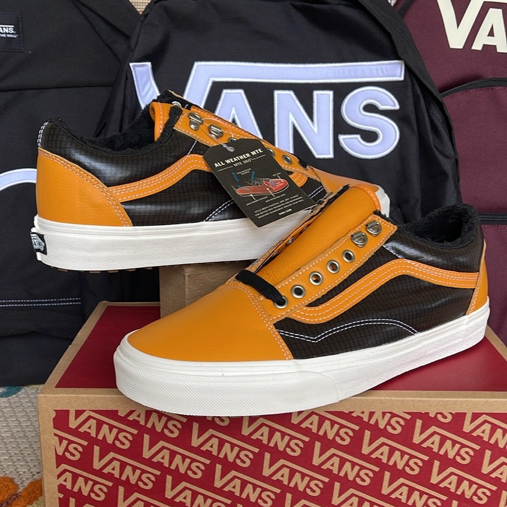 Vans WMNS Old Skool Mte (Mte) Apricot/Black
VN0A348F2NF
Sneakers